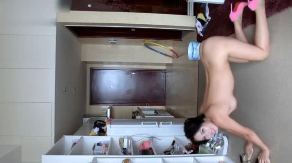 私人定制2000元一部的娜依灵儿剧情挑逗，舞蹈诱惑，自慰流白浆